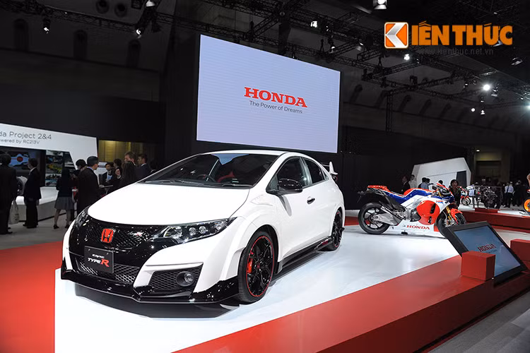 Bên cạnh đó là mẫu Civic Type R hoàn toàn mới, chứng tỏ những nỗ lực của Honda trong việc mang lại khả năng vận hành giúp người lái tận hưởng niềm vui cầm lái với các cung bậc hoàn toàn khác nhau.