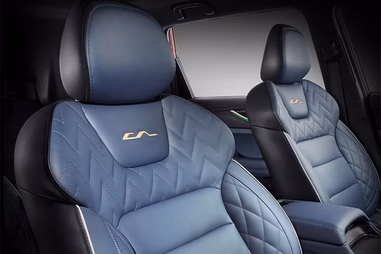 Đặc biệt, bên trong Changan COS1° còn có những chi tiết màu đồng như cụm điều khiển trung tâm và nút bấm khởi động máy. Chưa hết, cụm điều khiển trung tâm còn được bọc giả sợi carbon nhằm mang đến vẻ thể thao cho xe. Ghế ngồi được bọc da màu xanh dương phối đen với chỉ khâu màu tương phản, tạo cảm giác sang trọng.