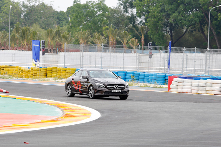 Đặc biệt, ngoài hai bài tập này, những người tham gia Học viện lái xe an toàn 2018 còn được trải nghiệm cảm giác “làm ông chủ” trên không gian sang trọng của dòng xe Mercedes-Maybach cũng như gần 30 mẫu xe Mercedes-Benz trưng bày tại Học viện lái xe an toàn năm nay.