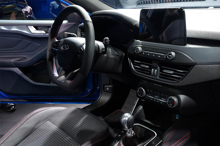 Xe còn được trang bị màn hình cảm ứng 8 inch với hệ thống thông tin-giải trí SYNC 3, trang bị điện thoại sạc không dây, tương thích kết nối Apple CarPlay và Android Auto, hệ thống âm thanh 10 loa 675 W.