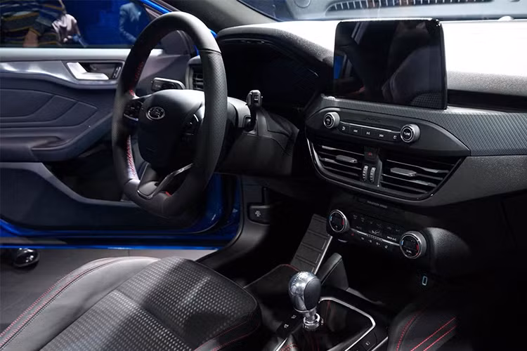 Xe còn được trang bị màn hình cảm ứng 8 inch với hệ thống thông tin-giải trí SYNC 3, trang bị điện thoại sạc không dây, tương thích kết nối Apple CarPlay và Android Auto, hệ thống âm thanh 10 loa 675 W.