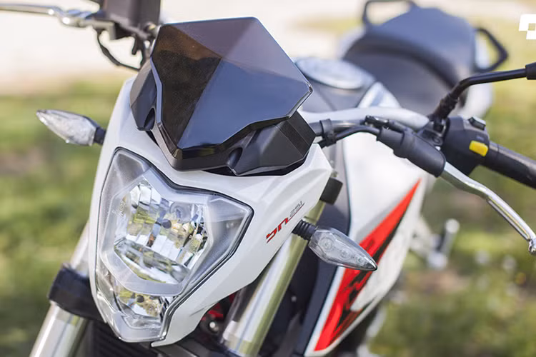 Thiết kế cụm đèn pha khá bắt mắt với những đường nét tương tự như trên mẫu BN302. Cụm đèn pha được chia tách thành 2 phần. Đèn xi-nhan nhỏ được bố trí 2 bên và sử dụng bóng LED. Cách bố trí các nút bấm chức năng trên tay lái. Ngoài ra xe còn có thêm công tắc xin vượt xe.