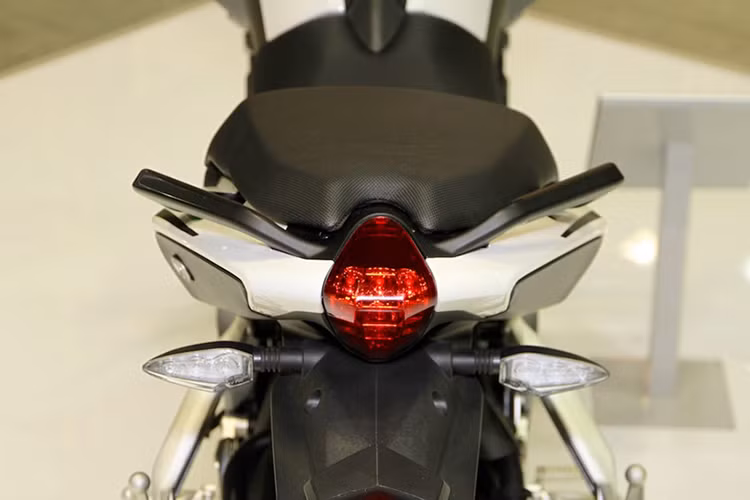 Kết cấu khung sườn của BN251 ở dạng ống thép, khá giống với thiết kế của mẫu xe naked-bike KTM Duke. Cụm đèn chiếu hậu thiết kế nhỏ gọn, với 2 đèn xi-nhan nằm tách rời, pad biển số đặt thấp phía dưới dè sau.