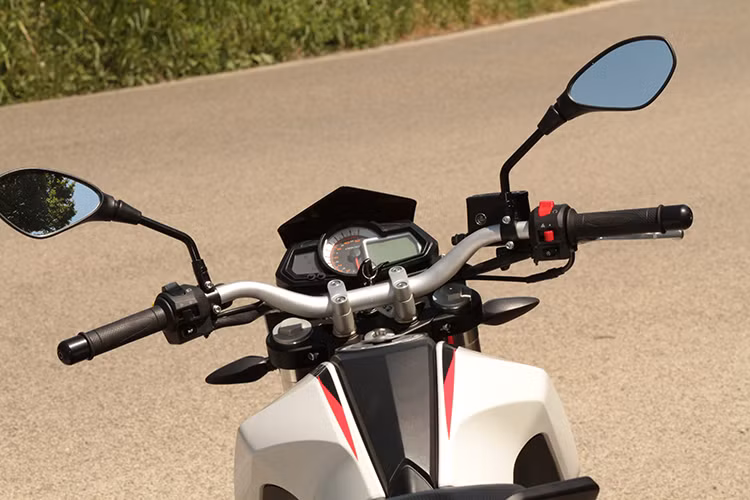 Cụm đồng hồ của Benelli BN 251 hiển thị tích hợp công nghệ analog và điện tử hiện đại. Thiết kế bình xăng mang đường nét khỏe khoắn. Bộ tem xe đơn giản, tạo điểm nhấn trên bình xăng dung tích 16,5 lít. 