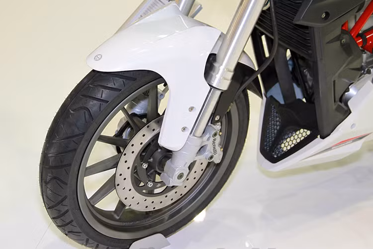 Trang bị an toàn phía trước là phanh đĩa đơn 280 mm (không có ABS). Bộ lốp kích thước 110/70-ZR17, đi cùng bộ vành đúc 10 chấu đơn. Giảm xóc trước dạng upside-down đường kính 41 mm, hành trình 120 mm.