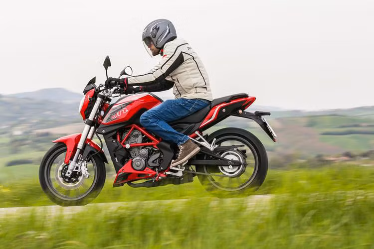 Sau khi được giới thiệu tại triển lãm EICMA 2014 dưới dạng concept với tên gọi BN251, mẫu xe này đã chính thức được Benelli giới thiệu tại thị trường Việt Nam vào 2016. Đây là mẫu naked bike nằm ở phân khúc thấp hơn so với dòng xe BN302 hiện tại cùng với mức giá rẻ hơn khá nhiều.