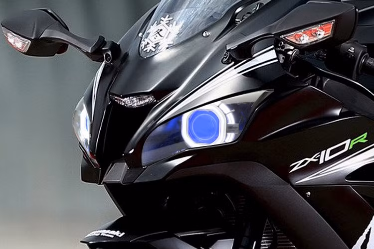 Về ngoại hình, Ninja ZX-10RR có thiết kế gần như không thay đổi so với phiên bản thường, ngoại trừ ốp yên solo thay cho vị trí yên của người ngồi sau. Chiếc xe sẽ được bán với tông màu đen mờ mạnh mẽ, cùng dàn áo đi tem theo phong cách mẫu xe đua ZX-10R phiên bản thử nghiệm mùa đông Winter Test của đội đua Kawasaki Racing Team tại giải WSBK.