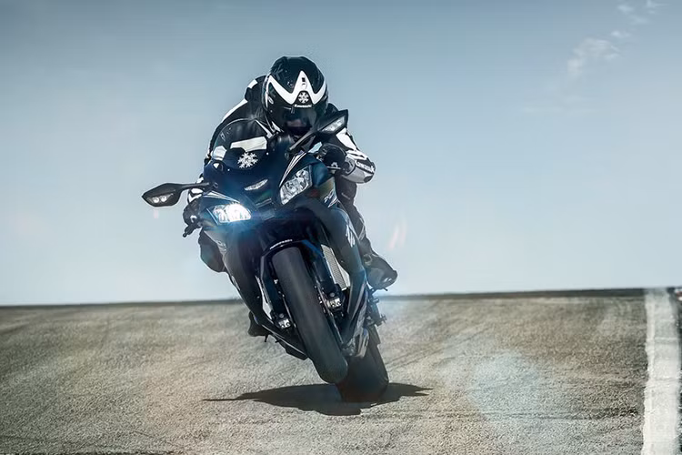 Theo đại diện hãng xe máy Kawasaki cho biết, chiếc siêu môtô mới này có thể đạt công suất tối đa 197,3 mã lực ở vòng tua 13.000 rpm cùng mô-men xoắn cực đại 113,4 Nm tại 11.500 rpm. Nếu như trang bị cổ hút gió thoáng hơn, động cơ này có thể đạt công suất tối đa lên tới 207,1 Nm.