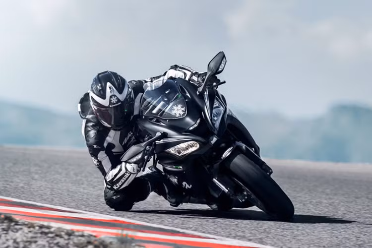 Giống như những siêu môtô khác, Ninja ZX-10RR cũng được tích hợp hàng loạt các công nghệ trợ giúp như hệ thống sang số nhanh Kawasaki Quick Shifter (KQS), chống trượt Sport-Kawasaki (S-KTRC) 5 chế độ, hệ thống kiểm soát phanh động cơ (KEBC), hệ thống điều khiển lực kéo, hỗ trợ đề pa, ABS điều chỉnh trong cua...