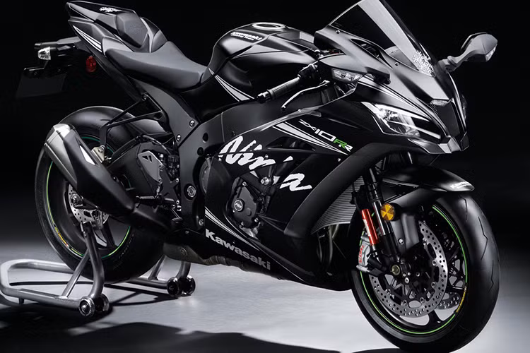 Theo thông tin từ hãng xe máy đình đám tại Nhật Bản, mẫu siêu môtô Kawasaki ZX-10RR 2018 chỉ có thay đổi nhỏ về màu sắc ở phuộc trước. Cụ thể hơn, bình hơi của phuộc trước của ZX-10RR 2018 sẽ có màu bạc, thay cho màu đỏ ở phiên bản trước. Trong khi đó, nắp đầu phuộc cũng được rồi từ màu đỏ sang màu xanh lá cây.