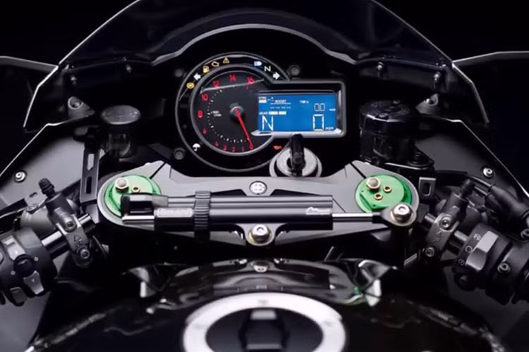 Khác biệt lớn tiếp theo của phiên bản này đó là cặp mâm Marchesini Genesi M7RS 7 cây bằng hợp kim nhôm siêu nhẹ, đi kèm với lốp Pirelli Diablo Supercorsa SP "siêu bám đường". Hệ thống phanh trước vẫn là loại Brembo GP4RX, được bắt vào cặp phuộc USD Showa với bình khí ni-tơ nén ở cuối mỗi cây phuộc để dầu bơm đều hơn.