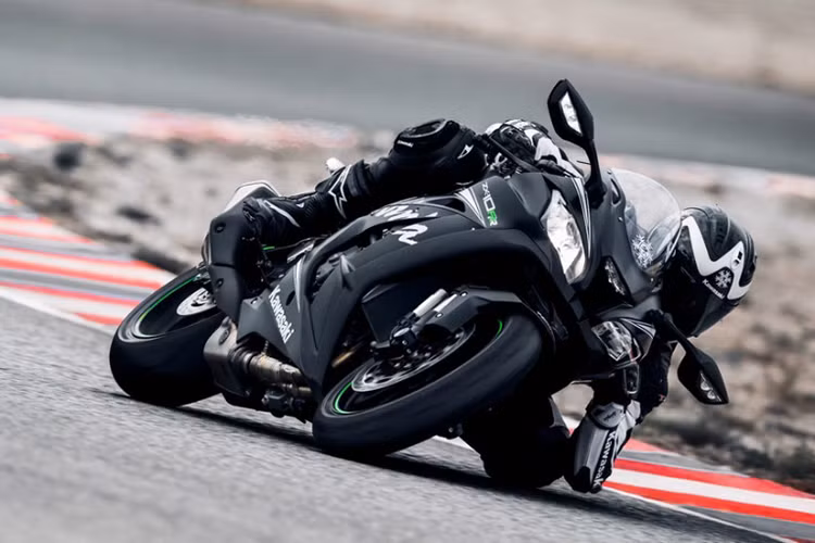 Theo ông Morihiro Ikoma, giám đốc Kawasaki Motors Châu Âu cho biết: "Dưới sự điều khiển của các tay đua của Kawasaki Racing Team như Jonathan Rea và Tom Sykes, chiếc Ninja ZX-10RR đã giành được nhiều chiến thắng giải Superpole, chiến thắng chặng, vòng đua nhanh nhất, và trên hết là danh hiệu vô địch giải WSBK...".