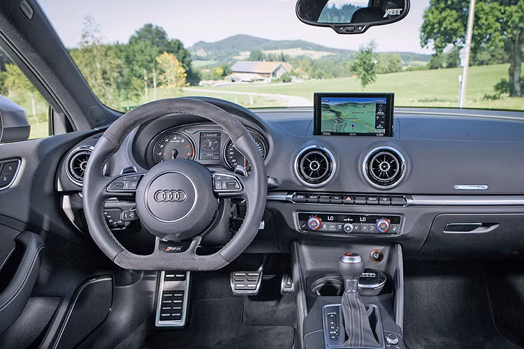 Nội thất xe với vô lăng thế thao 3 chấu, màn hình tinh thể lỏng, bản đồ dẫn đường GPS... cùng nhiều thiết bj giải trí và các tuỳ chọn đặc biệt.