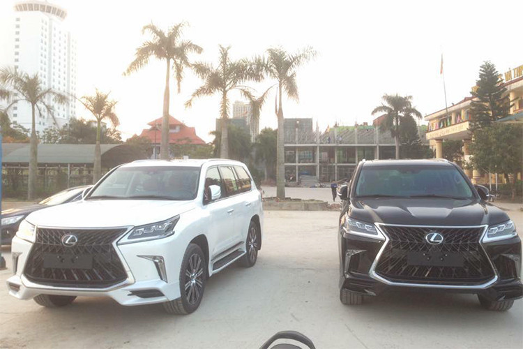  Lexus LX570 Super Sport 2018 ra mắt lần đầu tiên vào tháng 8 năm ngoái, mẫu xe này được xem như phiên bản thể thao hơn của mẫu SUV hạng sang Lexus LX570 hiện đang được phân phối chính hãng tại Việt Nam. Hiện tại, hai chiếc LX570 Super Sport đã được đưa về nước và thuộc sở hữu của các đại gia ở Móng Cái, Quảng Ninh.