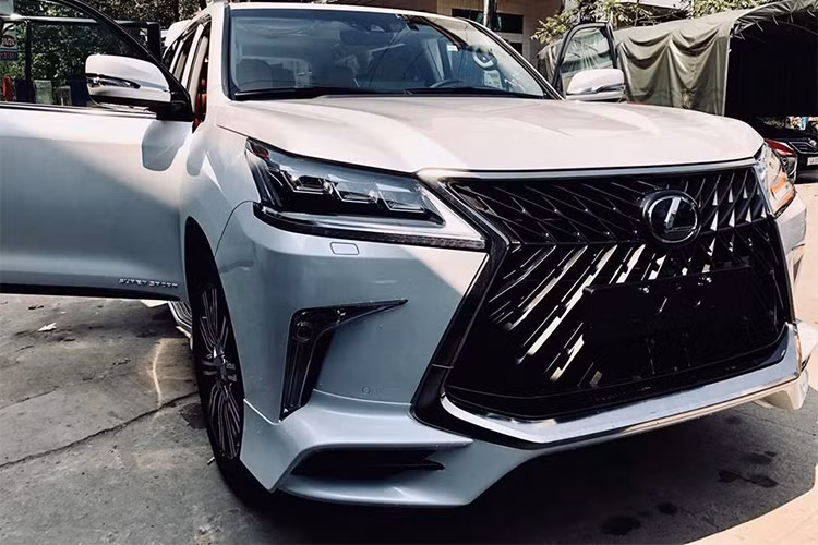 Ngoài ra, xe còn trang bị chế độ lựa chọn địa hình Multi Terrain Select dành riêng cho việc điều khiển xe qua các loại địa hình phức tạp khác nhau. Trang bị an toàn bao gồm; 10 túi khí, hệ thống chống bó cứng phanh, hệ thống cảnh báo điểm mù, ổn định thân xe, hệ thống kiểm soát độ bám đường chủ động, hỗ trợ phanh khẩn cấp...