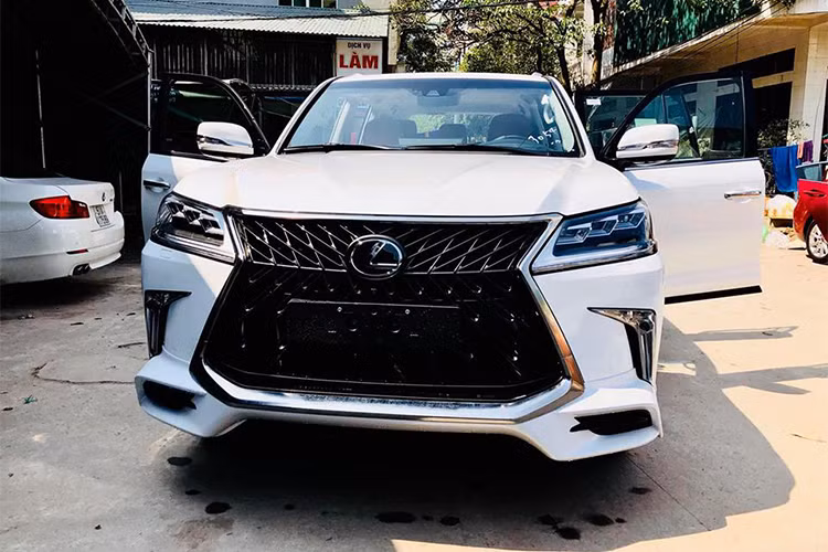 Dựa trên chiếc LX570 bản nâng cấp giữa vòng đời (facelift) cách đây 2 năm, LX570 Super Sport 2018 chủ yếu được nâng cấp ở ngoại thất. So với phiên bản hiện đang được bán ở Việt Nam cùng các thị trường khác, chiếc xe được trang bị phần đầu với lưới tản nhiệt thiết kế nan xéo đầy ấn tượng, giống như một số mẫu xe ý tưởng của Lexus.