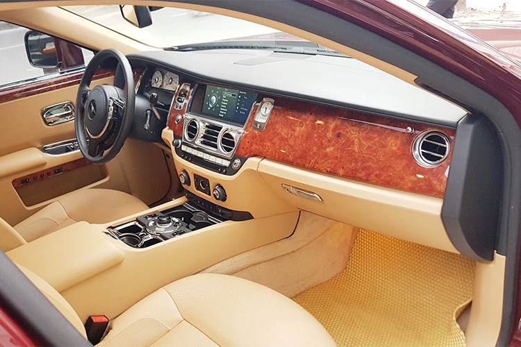 Đặc biệt, hệ thống ghế ngồi bên trong Ghost còn được sắp xếp theo “cấu hình rạp hát” sao cho mọi hoạt động vốn không ảnh hưởng đến người lái có thể được điều chỉnh từ ghế sau. Tất cả hoạt động đều được hiển thị trên hai màn hình LCD 9,2 inch đặt trên mặt sau của ghế trước...