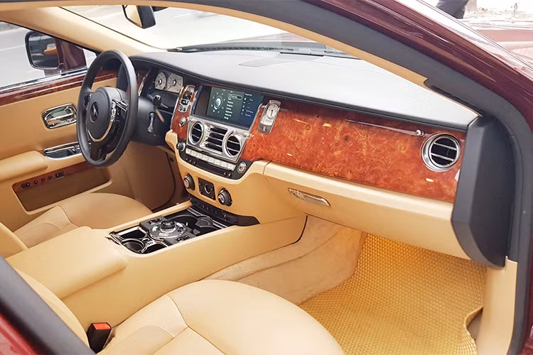 Đặc biệt, hệ thống ghế ngồi bên trong Ghost còn được sắp xếp theo “cấu hình rạp hát” sao cho mọi hoạt động vốn không ảnh hưởng đến người lái có thể được điều chỉnh từ ghế sau. Tất cả hoạt động đều được hiển thị trên hai màn hình LCD 9,2 inch đặt trên mặt sau của ghế trước...