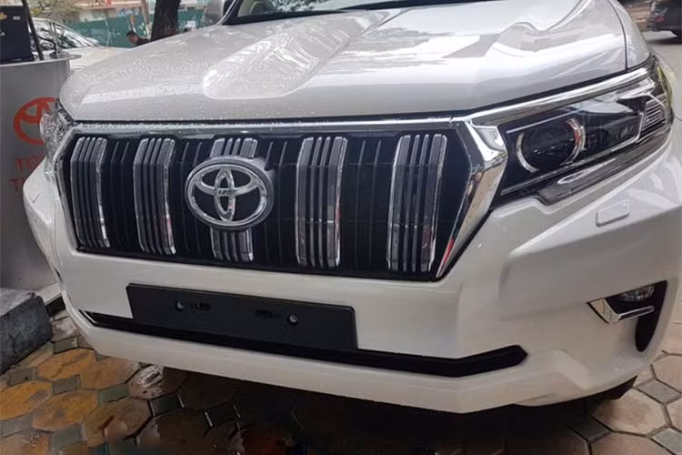 Land Cruiser Prado mới chỉ được Toyota nâng cấp facelift hai lần. Phiên bản tại Việt Nam này là lần nâng cấp thứ hai của Prado. Cụ thể, Land Cruiser Prado 2017 bản nâng cấp được thay đổi một số chi tiết ngoại thất. Lưới tản nhiệt gồm nhiều thanh nan mảnh đen viền mạ crom. Dải đèn LED ban ngày, đèn sương mỳ được thiết kế lại sắc nét hơn.