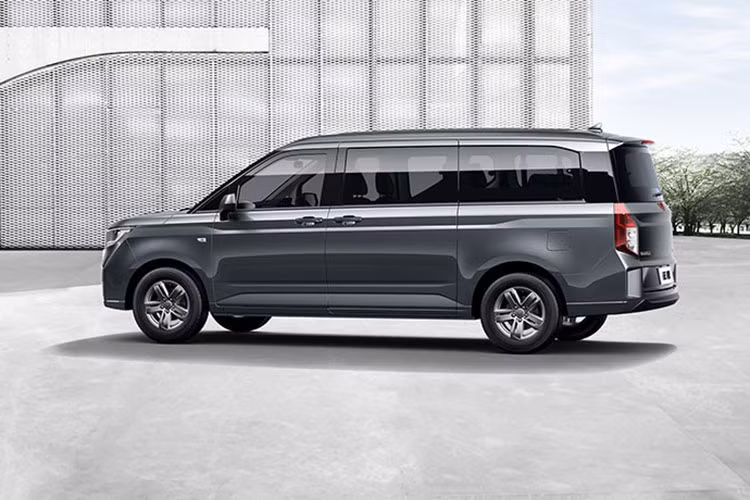 Những hình ảnh rò rỉ đầu tiên của Wuling Journey 9 chỗ ngồi đã được tung lên mạng vào hồi tháng 6 vừa qua. Đến nay, liên doanh SAIC-GM-Wuling tại Trung Quốc đã tung ra những hình ảnh chính thức của Wuling Journey.