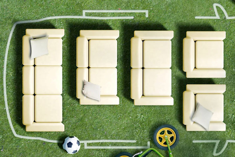 Tương tự đầu xe, phần đuôi xe của Wuling Journey cũng được thiết kế khá phẳng và đi kèm đèn hậu cũng như đèn phản quang nằm dọc. Bên cạnh đó là cánh gió mui tích hợp đèn phanh trên cao.