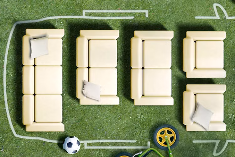 Tương tự đầu xe, phần đuôi xe của Wuling Journey cũng được thiết kế khá phẳng và đi kèm đèn hậu cũng như đèn phản quang nằm dọc. Bên cạnh đó là cánh gió mui tích hợp đèn phanh trên cao.