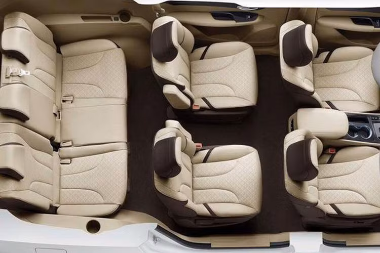 Bên sườn, Wuling Journey được áp dụng những đường gân nằm song song đơn giản. Là xe MPV nên tân binh của tập đoàn GM cũng được trang bị cửa trượt bên sườn khá đặc trưng. Trong khi đó, các cột của xe đều được sơn màu đen, tạo hiệu ứng "nóc lơ lửng" hợp thời.