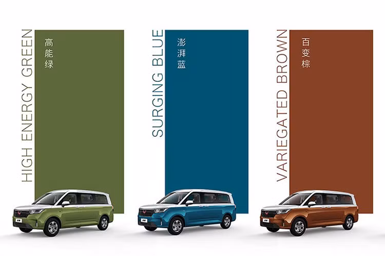 Trên đầu xe, Wuling Journey đi kèm lưới tản nhiệt cỡ lớn với nẹp mạ kéo dài từ logo của nhà sản xuất sang hai bên. Ngoài ra, nẹp mạ crôm này tạo cảm giác như ăn sâu vào trong đèn pha. Bên dưới lưới tản nhiệt là hốc gió trung tâm hình thang khá rộng và đèn sương mù nằm dọc.