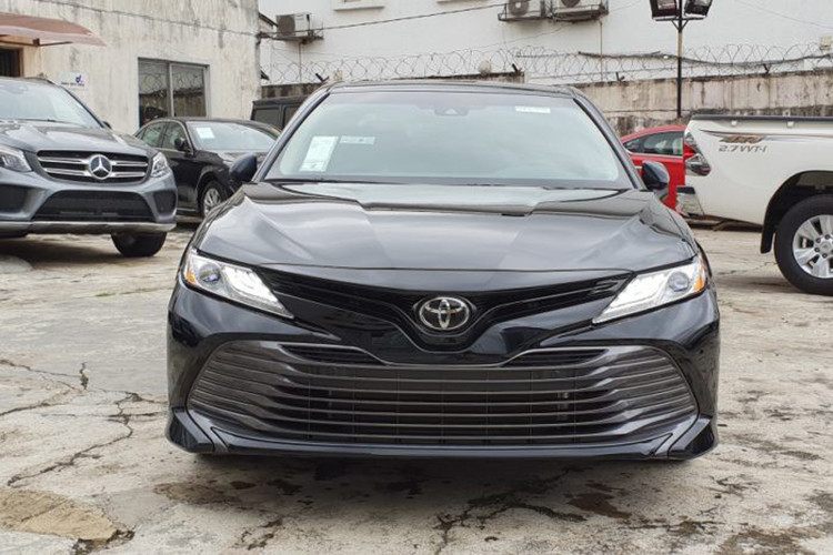 Tổng thể Toyota Camry XLE 2019 thế hệ mới thấp và mang dáng dấp thể thao hơn so với trước. Xe xây dựng trên nền tảng toàn cầu mới của Toyota (TNGA). So với bản tiền nhiệm, mẫu sedan mang nhiều kỳ vọng của nhà sản xuất trong việc thay đổi hình ảnh năng động, trẻ trung hơn.