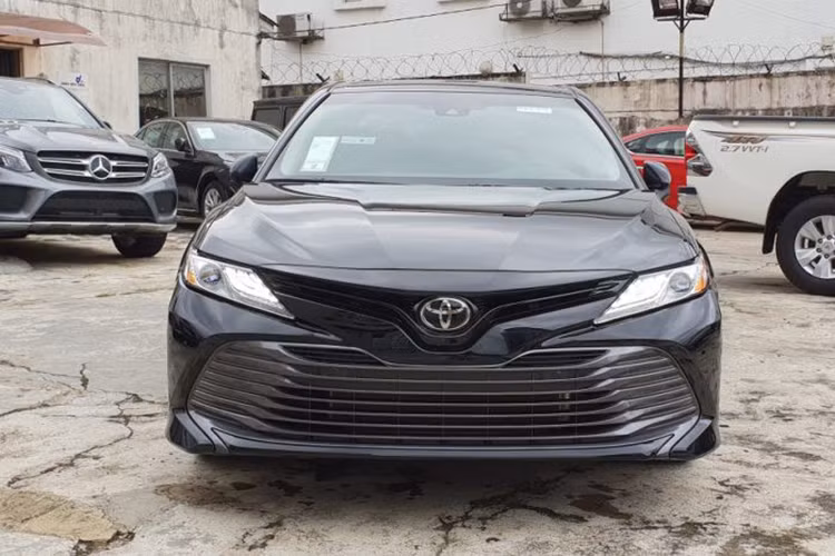 Tổng thể Toyota Camry XLE 2019 thế hệ mới thấp và mang dáng dấp thể thao hơn so với trước. Xe xây dựng trên nền tảng toàn cầu mới của Toyota (TNGA). So với bản tiền nhiệm, mẫu sedan mang nhiều kỳ vọng của nhà sản xuất trong việc thay đổi hình ảnh năng động, trẻ trung hơn.