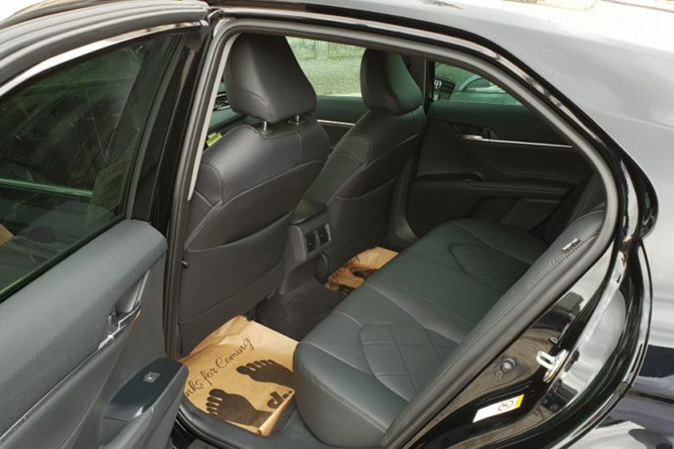 Camry XLE trang bị cửa sổ trời toàn cảnh. Hệ thống an toàn gồm 10 túi khí. Ngoài ra, xe còn tích hợp gói an toàn Toyota Safety Sense, bao gồm các tính năng phát hiện người đi bộ ngang trước đầu xe, cảnh báo lệch làn và hỗ trợ đánh lái, đèn pha tự động, cảnh báo điểm mù và phương tiện cắt ngang phía sau, hỗ trợ khởi hành ngang dốc.