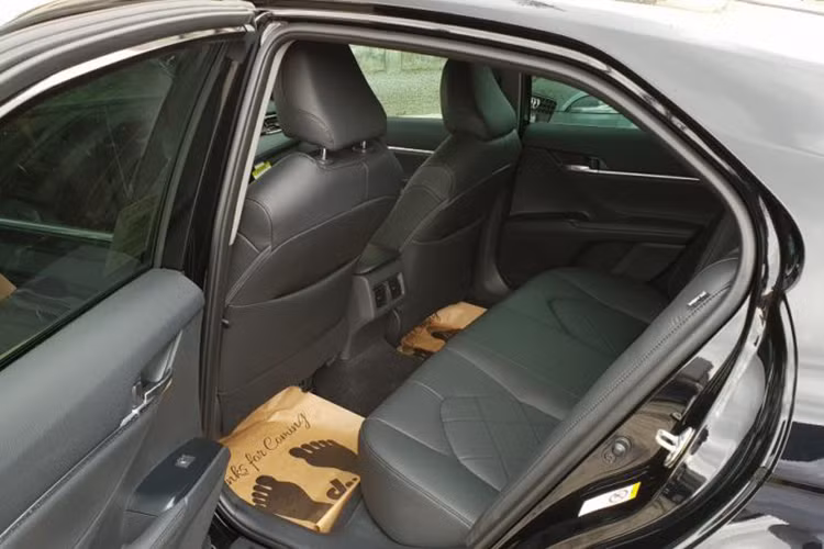 Camry XLE trang bị cửa sổ trời toàn cảnh. Hệ thống an toàn gồm 10 túi khí. Ngoài ra, xe còn tích hợp gói an toàn Toyota Safety Sense, bao gồm các tính năng phát hiện người đi bộ ngang trước đầu xe, cảnh báo lệch làn và hỗ trợ đánh lái, đèn pha tự động, cảnh báo điểm mù và phương tiện cắt ngang phía sau, hỗ trợ khởi hành ngang dốc.