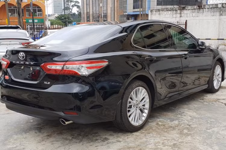 Điểm dễ dàng nhận diện nhất trên thế hệ mới chính là cụm lưới tản nhiệt lớn, cấu thành từ các nan ngang xếp chồng lên nhau. Thiết kế đèn pha, mâm và đèn hậu cũng đã được làm mới, hiện đại và thể thao hơn. Đuôi xe có thêm chi tiết ốp kim loại mạ chrome dập dòng chữ Camry.