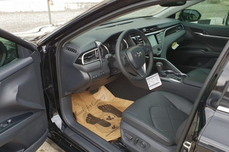 Hệ thống giải trí T-Connect Telematics kết nối người dùng ô tô. Hệ thống âm thanh JBL 9 loa. Sạc điện thoại không dây chuẩn Qi, nhiều cổng sạc USB, ghế lái có khả năng chỉnh điện 8 hướng, toàn bộ ghế bọc da cao cấp, hàng ghế trước tích hợp thông hơi và sưởi. Hàng ghế sau thiết kế đơn giản, bệ tỳ tay tích hợp 2 khay để cốc.