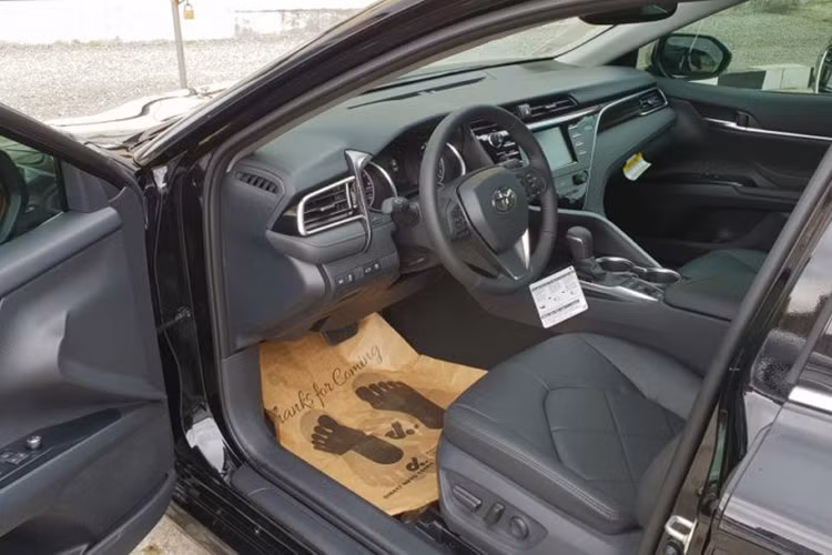 Hệ thống giải trí T-Connect Telematics kết nối người dùng ô tô. Hệ thống âm thanh JBL 9 loa. Sạc điện thoại không dây chuẩn Qi, nhiều cổng sạc USB, ghế lái có khả năng chỉnh điện 8 hướng, toàn bộ ghế bọc da cao cấp, hàng ghế trước tích hợp thông hơi và sưởi. Hàng ghế sau thiết kế đơn giản, bệ tỳ tay tích hợp 2 khay để cốc.