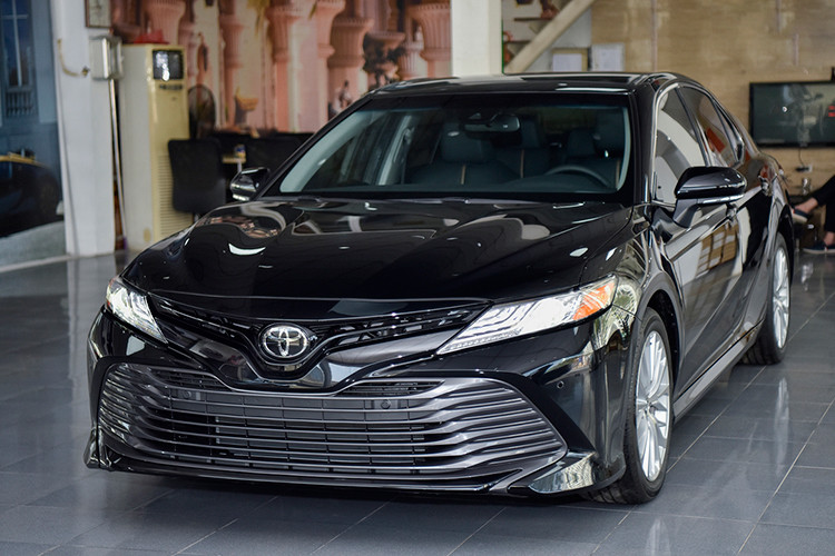 Được biết, một đại lý ôtô nhập khẩu tư nhân đã đưa về chiếc xe Camry XLE 2019 đầu tiên về Việt Nam này được sản xuất tại nhà máy ở Kentucky, Mỹ với giá bán tại đại lý tư nhân lên tới 2,5 tỷ đồng. Nếu so sánh giá Toyota Camry XLE thậm chí nó còn đắt hơn “người anh em” hạng sang Lexus ES250 đang bán ra chính hãng.