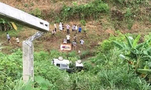 Lao Cai: Nghi day vo tap lai xe, o to lao xuong vuc khien chong chet