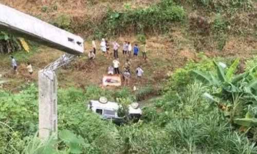 Lao Cai: Nghi day vo tap lai xe, o to lao xuong vuc khien chong chet