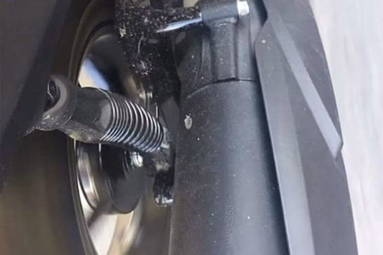 Điểm thứ hai là dù được trang bị cặp phuộc kép ở bánh sau nhưng theo nhiều người dùng phản ánh, lò xo giảm xóc sau của NVX cực kỳ mềm và thậm chí có thể cong khi chở thêm người. Khi vận hành, giảm xóc sau quá mềm cũng khiến xe phát ra những tiếng kêu khó chịu khi lò xo chạm vào thành phuộc hoặc phuộc nhún hết hành trình.