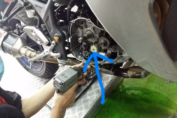 Ở đợt triệu hồi này, Yamaha R3 tại Việt Nam bị "dính án" triệu hồi do 2 lỗi liên quan tới bình xăng và ổ khóa. Ở lỗi thứ nhất, pát bắt bình xăng của xe có thể bị hư hại do độ rung từ động cơ truyền lên, khiến xăng bị rò rỉ ra ngoài và có khả năng dẫn tới hỏa hoạn nếu gặp nguồn lửa hay nhiệt. Lỗi này ít được chủ xe phát hiện ra hơn so với lỗi thứ 2.