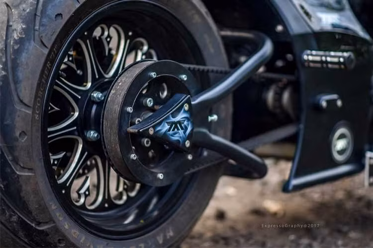 Đèn pha kép trước và sau tùy chỉnh dạng LED. Được chiếu logo thương hiệu trên bảng điều khiển bên cạnh và đèn tay lái. Một cụm đồng hồ dạng analog kết hợp màn hình kỹ thuật số nằm trên đỉnh thanh điều khiển. Xe sử dụng lốp xe Michelin Scorcher. Các đôi bánh hợp kim...