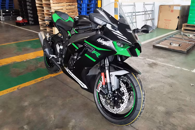 Theo thông tin trong clip, chiếc siêu môtô mà nghi phạm Nguyễn Văn Nam mua là chiếc xe Kawasaki ZX-10R 2021, có giá niêm yết chính hãng khoảng 729 triệu đồng. Nó được các nhân viên showroom bán xe giới thiệu là chiếc xe đầu tiên lăn bánh tại miền Bắc.