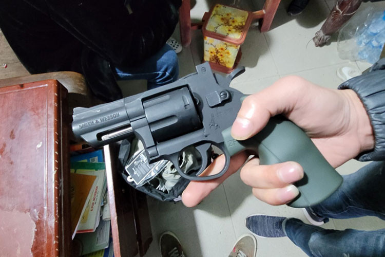 Thời điểm bắt giữ, đối tượng Nguyễn Văn Nam đang lẩn trốn tại một khách sạn trên địa bàn tỉnh Thái Nguyên. Tang vật thu giữ bước đầu gồm khẩu súng quân dụng, một lượng lớn tiền mặt được Nam mang theo người.