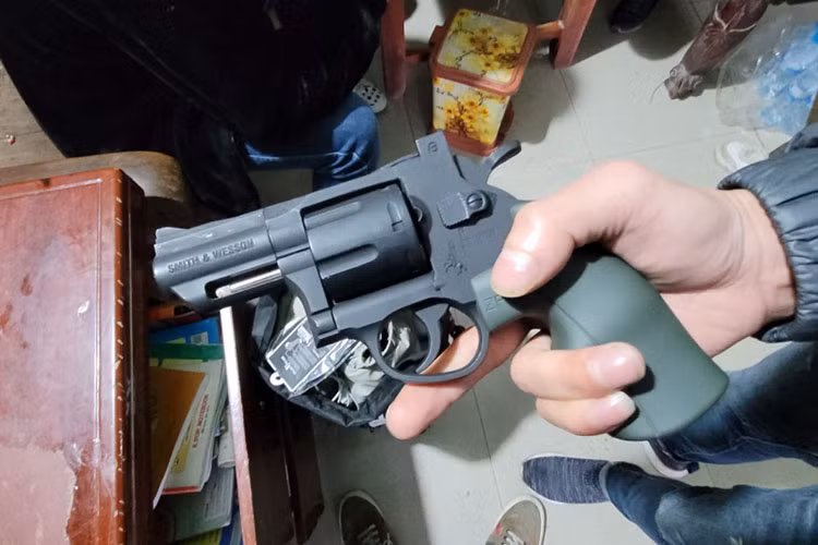 Thời điểm bắt giữ, đối tượng Nguyễn Văn Nam đang lẩn trốn tại một khách sạn trên địa bàn tỉnh Thái Nguyên. Tang vật thu giữ bước đầu gồm khẩu súng quân dụng, một lượng lớn tiền mặt được Nam mang theo người.