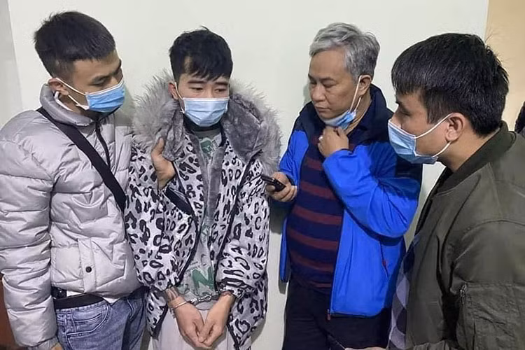 Sau khi gây ra vụ cướp tại gân hàng ở Đình Vũ, Hải Phòng gây xôn xao. Nam đã mang đi số lượng tiền lớn và di chuyển lên Hà Nội, mua chiếc xe máy phân khối lớn nhãn hiệu Kawasaki ZX 10R đời 2021.