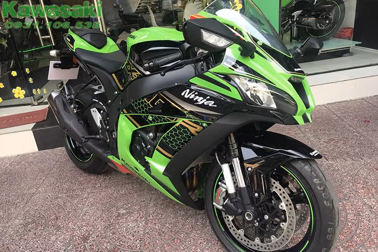 So với thế hệ cũ, Kawasaki ZX-10R thế hệ mới được trang bị kính chắn gió dài hơn 40mm, hai bên hông xe được trang bị các khe hở mang lại sự ổn định và chắc chắn khi xe di chuyển với tốc độ cao. Phiên bản 2021 của xe được nâng cấp hàng loạt công nghệ hiện đại...