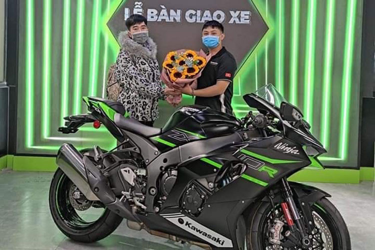 Trưa 9/1, mạng xã hội xuất hiện tràn lan clip một thanh niên mua xe Kawasaki Ninja ZX-10R đắt tiền và không khó để nhận ra chủ nhân của chiếc xe môtô phân khối lớn đó chính là nghi phạm trong vụ cướp ngân hàng Vietcombank tại Hải Phòng.