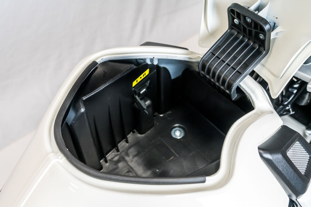 Vị trí bình xăng được biến đổi thành một hộc chứa đồ có thể để vừa các vật dụng nhỏ gọn như găng tay, kính mát, điện thoại...