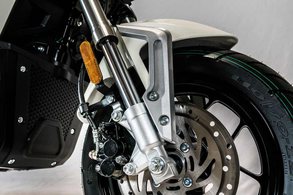 Tương tự TNT135, City Slicker chạy điện mới sở hữu bộ mâm 12 inch với đường kính lốp trước/sau lần lượt là 110/70 và 120/70. Khối lượng xe là 99 kg, nhẹ hơn TNT135 16 kg.