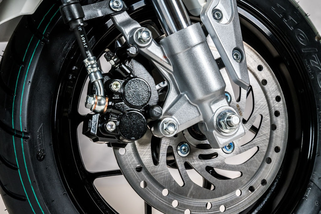 Kìm hãm sức mạnh từ động cơ điện 4,2 mã lực là hệ thống phanh 2 piston ở phía trước với đĩa phanh 220 mm, phía sau dùng kẹp phanh một piston cùng đĩa phanh 190 mm.